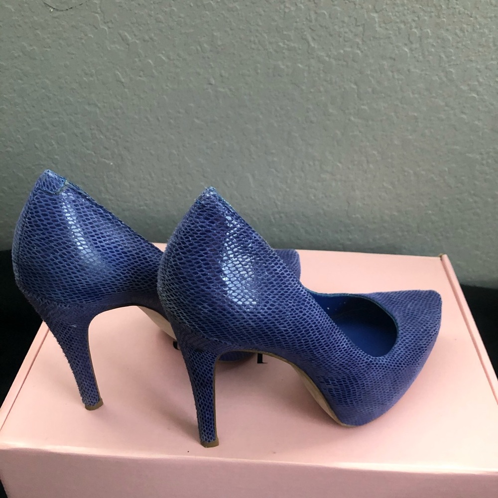 BCBG Generation royal blue shoes sz 6.5